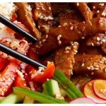 Bol de salade de porc à la coréenne avec riz au chou-fleur