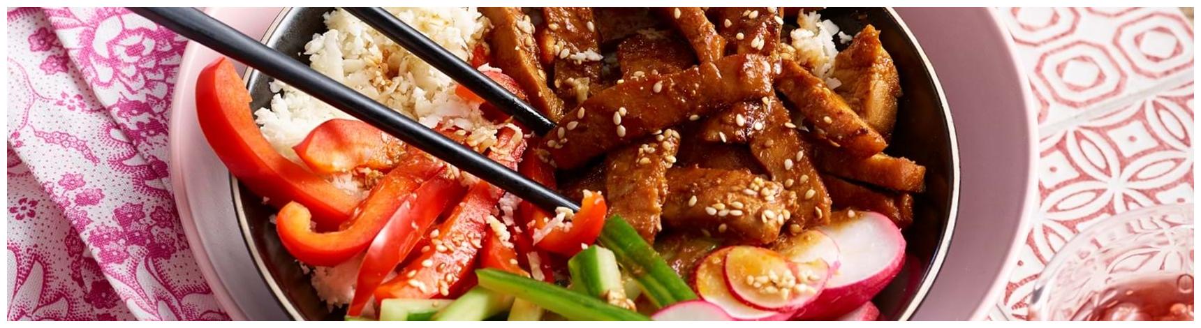 Bol de salade de porc à la coréenne avec riz au chou-fleur