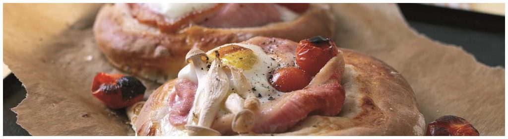 Pain au bacon fumé du Wiltshire avec œufs et champignons