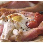 Pain au bacon fumé du Wiltshire avec œufs et champignons