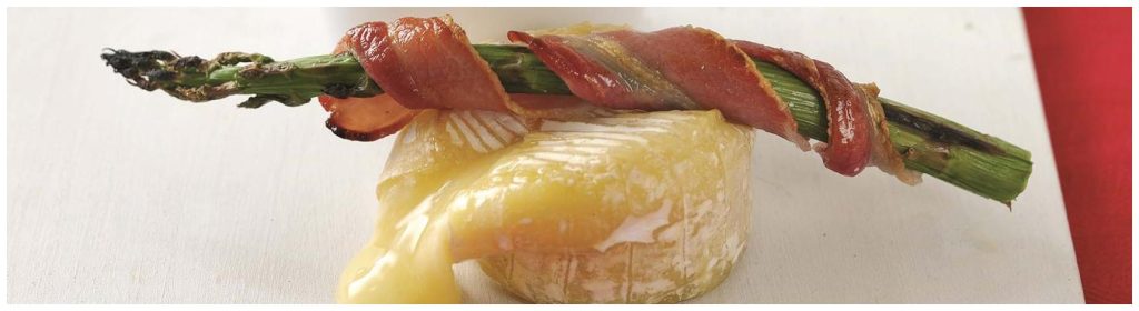 Asperges enrobées de bacon avec trempette "gluante" au fromage