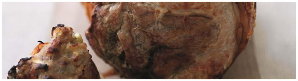 Gigot de porc rôti avec boulettes de farce à la sauge et aux oignons